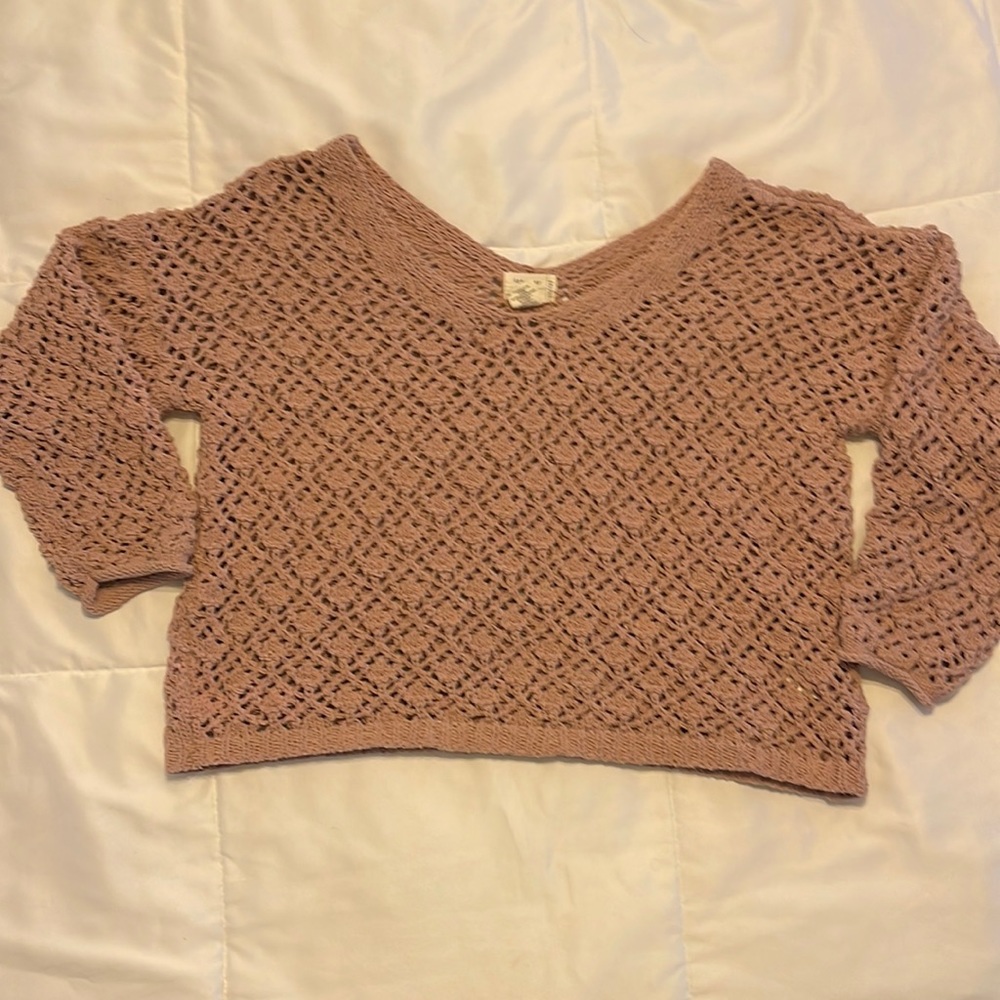Dusky pink loosely, woven sweater. Cropped style three-quarter length sleeve